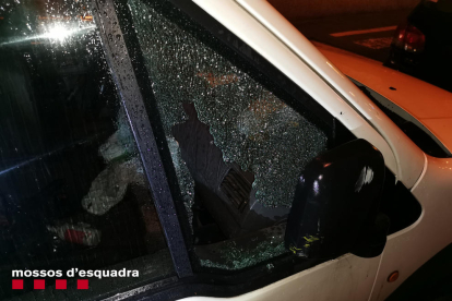 Pla detall d'una de les finestres trencades d'un cotxe a Ripollet que havien forçat els detinguts per robatori.