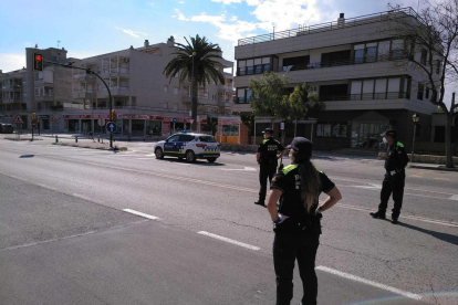 La Policía Local de Torredembarra, durante un control