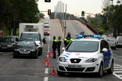 Un control de la Guardia Urbana de Tarragona durante el periodo de confinamiento, con un vehículo policial en primer término.