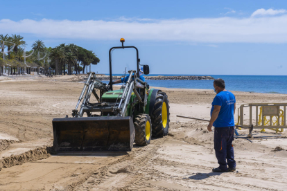 Una excavadora treballant ahir a la platja Prat d'en Forès, a Cambrils.