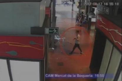 Captura de un vídeo de una cámara de seguridad de la Boqueria donde se ve a Younes Abouyaaqoub huyendo después del atropello.