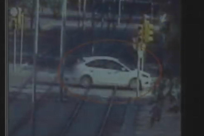 Captura en què es veu el cotxe en què en Younes Abouyaaqoub va fugir després de l'atropellament a la Rambla i després d'assassinar el propietari.