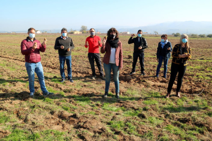 La consellera Teresa Jordà i la presidenta de la Ribera d'Ebre, Gemma Carim, en una foto de família amb els productors que faran la prova pilot de cultiu de kiwi