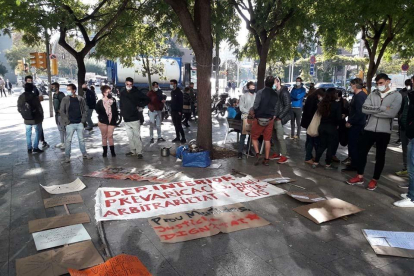 Protesta dels aspirants al cos de Bombers de la Generalitat davant la Ciutat de la Justícia.