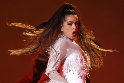 Rosalía actuant a la cerimònia dels Grammy a Los Angeles, el 27 de gener del 2020.