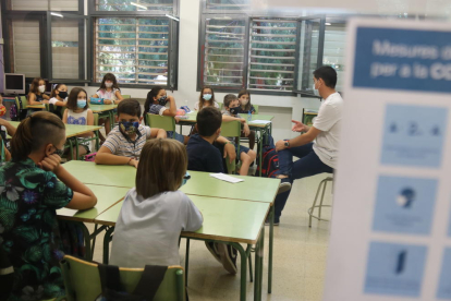 Imatge d'alumnes amb mascareta en una classe.