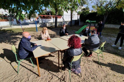 El conseller Josep Bargalló durante su visita a la Escuela Eladi Homs.