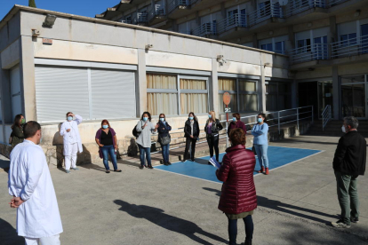 Casi una treintena de trabajadores de la residencia Alt Campo de Valls, en asamblea, por el traspaso del centro.