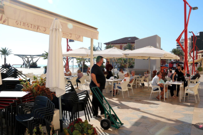 Una de las terrazas del paseo marítimo de Vinaròs con muchos clientes este viernes.
