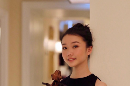 Plan|Plano medio de la violoncelista Xuanhan Xu, ganadora del primer premio del Galardón Internacional Pau Casals 2020. Imagen publicada el 20 de noviembre del 2020 (vertical)