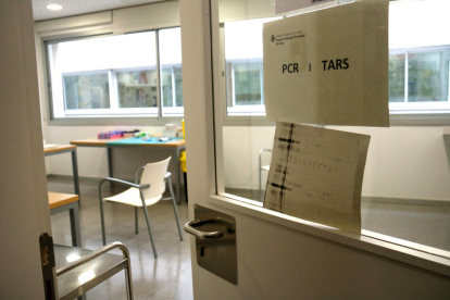 Un cartell indica la realització de proves PCR i TA en un espai municipal cedit per l'Ajuntament de Barcelona.