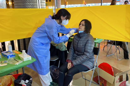 Una persona fent un test ràpid d'antígens en un dels punts de cribratge de la Cambra de Comerç de Barcelona.