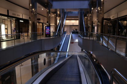 Las escaleras mecánicas vacías del centro comercial del Parc Central de Tarragona.