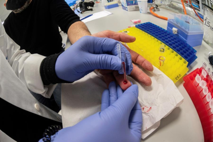 Una sanitària realitza el test d'antígens a Madrid.