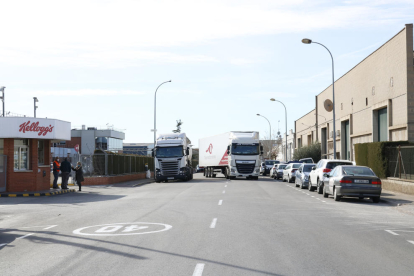 Polígon industrial de Valls, amb la fàbrica de Kellogg's i moviment de camions.