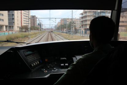 Iinterior de la cabina d'un tren de l'R1 en direcció l'Hospitalet de Llobregat.