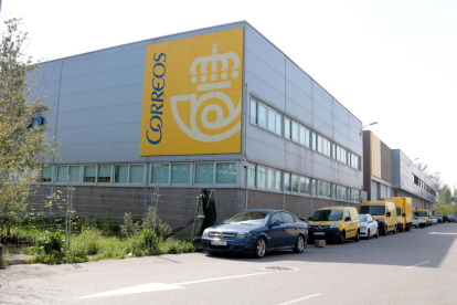 Imatge del centre logístic de Correus al polígon El Segre de Lleida.