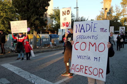 Manifestants amb pancartes en el tall de carretera a l'N-340 A l'altura del barri d'Icomar de Tarragona per demanar més seguretat i presència policial als barris de Ponent de la ciutat