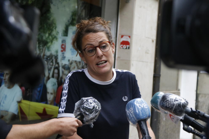 La diputada de la CUP al Congrés Mireia Vehí en una atenció als mitjans davant la seu de la formació el 12 de juny del 2020