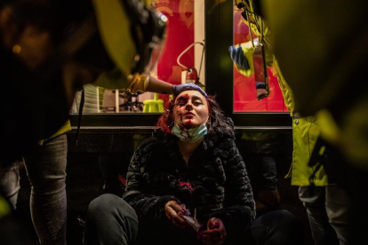 La da herida al ojo al suelo el primer día de movilizaciones contra el encarcelamiento de Pablo Hasel en Barcelona.
