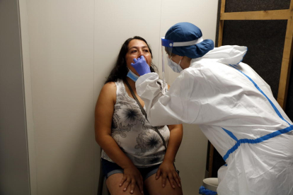Una veïna de Vic mentre una sanitària li fa la PCR el 26 d'agost del 2020