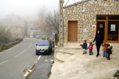 L'educadora i els infants sortint de l'espai familiar d'autogestionat de La Muntanya d'Arbolí