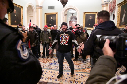 Uno de los manifestantes en el interior del Capitolio de los Estados Unidos.
