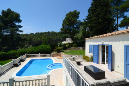 Jardín con piscina de un apartamento turístico de Torroella de Montgrí.