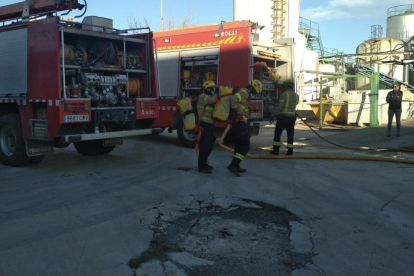 Los Bomberos en el polígono de Constantí durante la actuación para apagar el incendio.