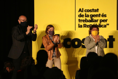 Carme Forcadell, Dolors Bassa i Raül Romeva, en l'acte de tancament de campanya d'ERC.