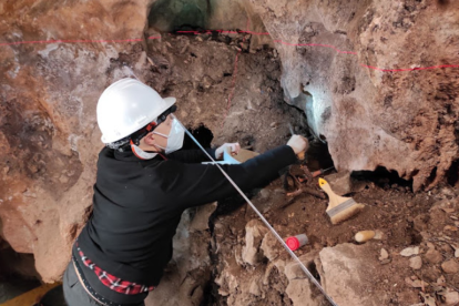 Excavació del testimoni estratigràfic de la Boca C de la Cova dels Xaragalls durant la campanya 2021