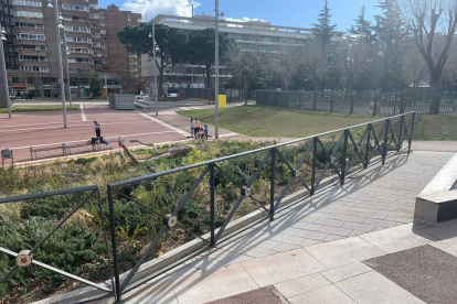 Talud de la plaza del Universo.