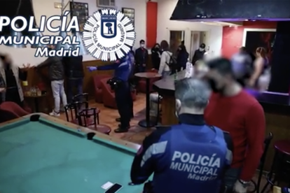 Imatge d'una de les intervencions de la policia municipal de MAdrid a una festa il·legal.