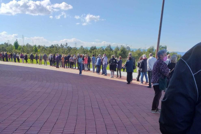 Cola de personas esperando recibir la vacuna en el Palau d'Esports Catalunya.