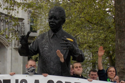 Imagen de archivo de una acción de protesta en una estatua de Nelson Mandela de miembros de National Action.