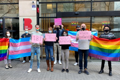Membres de l'Observatori Contra l'Homofòbia concentrats davant el centre LGTBI de Barcelona