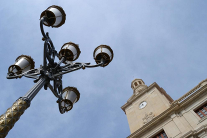 Imagen de archivo de una farola en la plaza Mercadal de Reus.