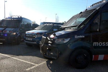 Tres de los nuevos vehículos antidisturbios de los Mossos d'Esquadra.