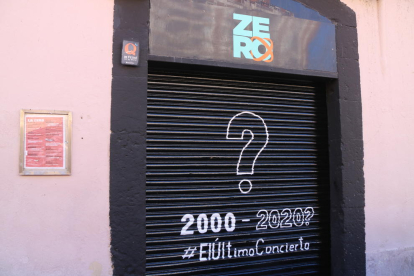 La porta d'accés a la Sala Zero de Tarragona amb la inscripció '2000-2020? #ElÚltimoConcierto'.