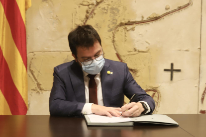 El vicepresidente del Govern con funciones de presidente, Pere Aragonès, firmando el decreto que deja sin efecto la convocatoria de elecciones del 14 de febrero.