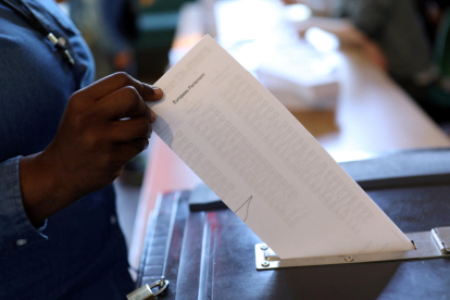 Una urna en el moment en què un ciutadà deposita el seu vot en unes eleccions.