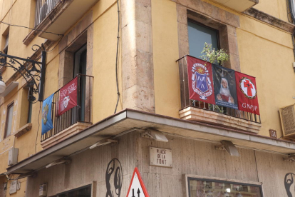 Les banderes i escuts de les confraries de la Setmana Santa de Tarragona a la plaça de la Font.