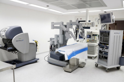 Pla general del sistema robòtic 'Da Vinci' instal·lat en un quiròfan de l'Hospital Joan XXIII de Tarragona.