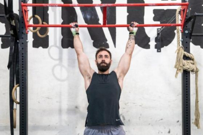 Practicando dominadas en el gimnasio.