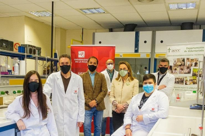 L'equip de la Universitat de La Rioja que ha desenvolupat una vacuna que entrena el sistema immunitari per a destruir tumors.