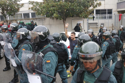 Agentes de la Guardia Civil actuando contra el referéndum en Sant Cebrià de Vallalta.