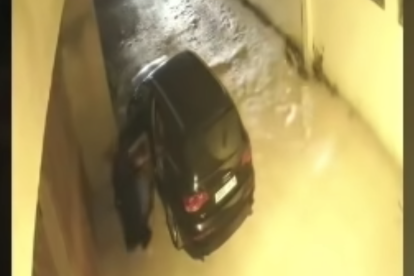 Captura del vídeo que recogía a la mujer subiendo al todoterreno.