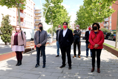 El candidat del PSC a la presidència de la Generalitat, Salvador Illa, acompanyat de diputats i membres del partit, durant la visita al barri de Campclar de Tarragona.