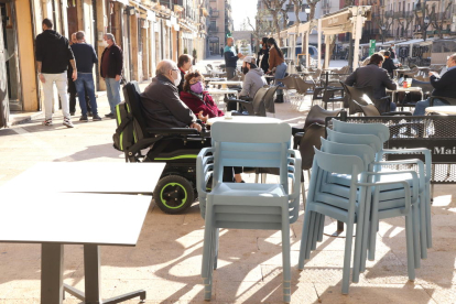 Pla mitjà d'una terrassa a mig muntar, a la plaça de la Font de Tarragona.