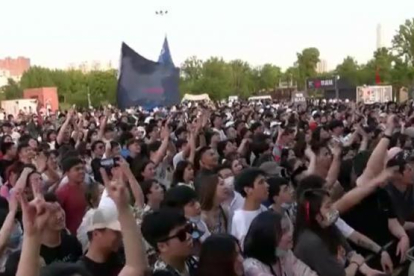 Miles de jóvenes asisten al Festival de Música de la Fresa en Wuhan sin mascarilla ni distancia de seguridad.